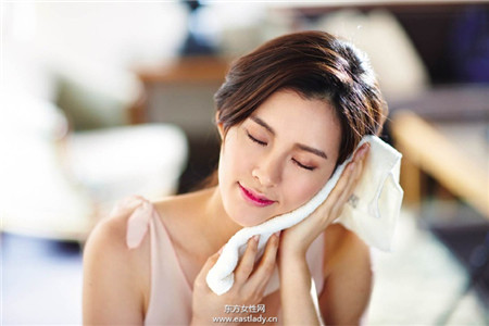 跟当红女星学敷面膜 肌肤好到爆