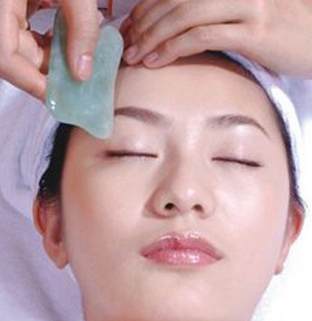 脸部刮痧的好处 以内养外疏通经络