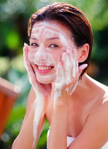 去皱纹最好的方法 正确洗脸远离皱纹