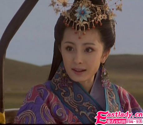 杨幂是否整容 杨幂整容前后照片 杨幂整容后图片