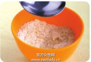 自制黄豆面膜 保持肌肤柔软弹性