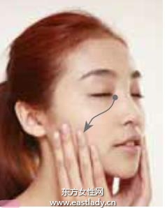 眼部按摩淡化青色黑眼圈