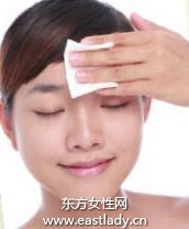 使用美白化妆水为干燥肌肤补充水分