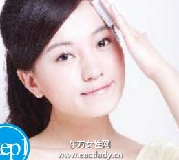 使用美白化妆水迅速补水