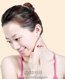 颈部按摩方法消除惹人颈纹
