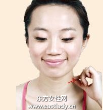 颈部按摩方法消除惹人颈纹