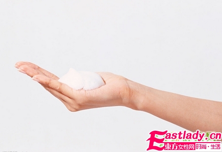 用手搓出洗面奶泡沫的方法