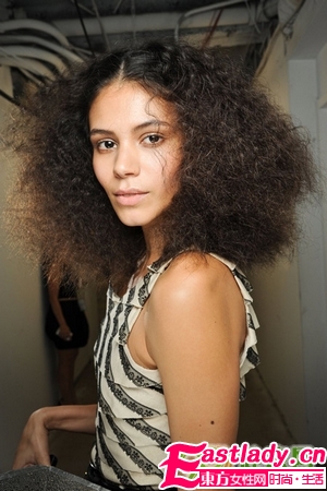 洋娃娃一般的蓬松卷发