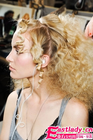 洋娃娃一般的蓬松卷发