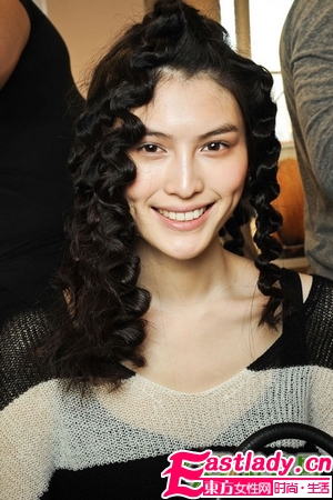 洋娃娃一般的蓬松卷发