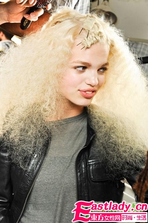 洋娃娃一般的蓬松卷发