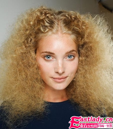 洋娃娃一般的蓬松卷发