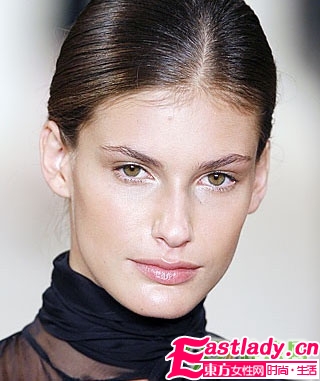 让眼睛变大的眼妆颜色