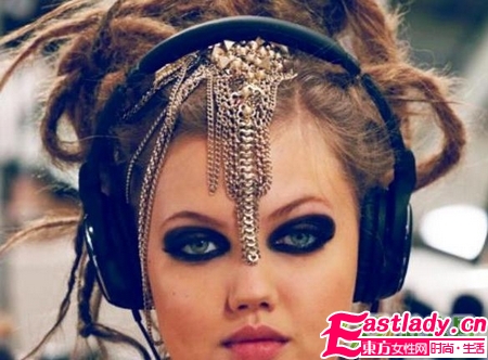 浓黑烟熏妆与眉心坠的绝配