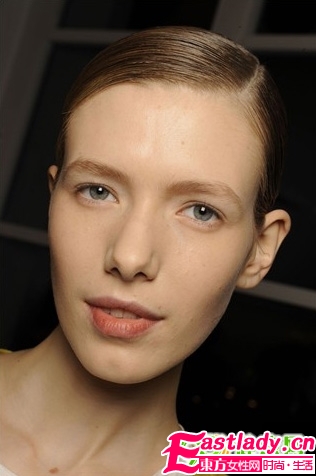 光洁嫩肤 找准痘痘的四个成因