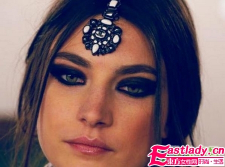 浓黑烟熏妆与眉心坠的绝配