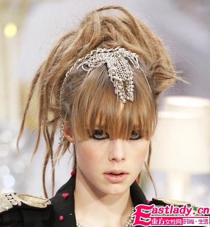 浓黑烟熏妆与眉心坠的绝配