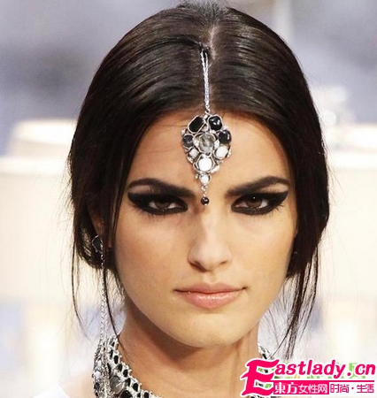 浓黑烟熏妆与眉心坠的绝配