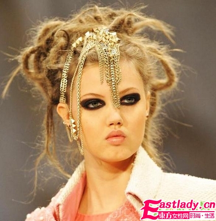 浓黑烟熏妆与眉心坠的绝配