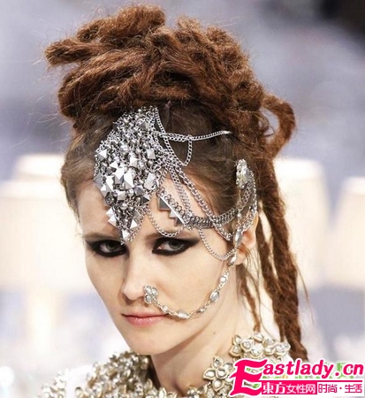 浓黑烟熏妆与眉心坠的绝配