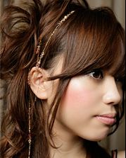 魅力升级 巧用项链点缀盘发