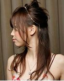 魅力升级 巧用项链点缀盘发