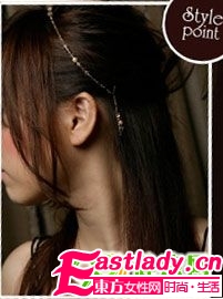 魅力升级 巧用项链点缀盘发