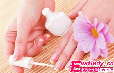 频繁美甲会让指甲很受伤