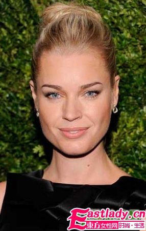 11位女星裸妆斗艳 笑容自信