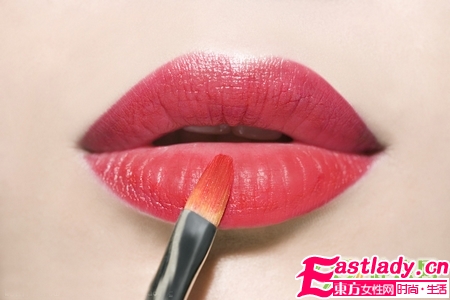 去除嘴唇死皮 抹点白糖就行