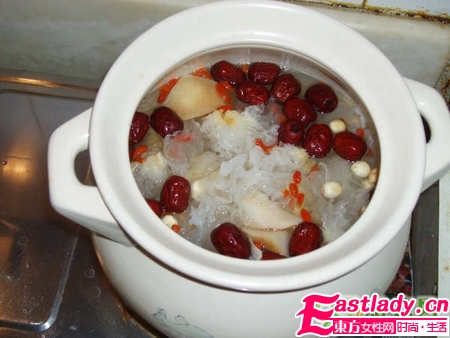 秋季美容养颜汤 梨银耳红枣枸杞汤