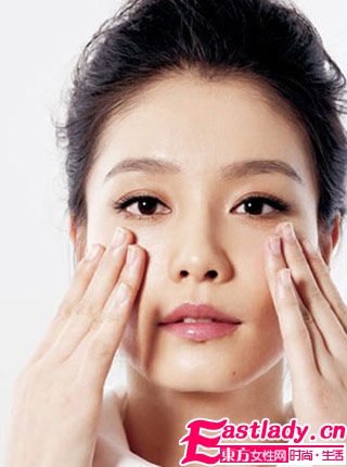 明星支招 祛除浮肿眼圈按摩法