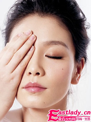 明星支招 祛除浮肿眼圈按摩法