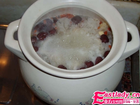 秋季美容养颜汤 梨银耳红枣枸杞汤