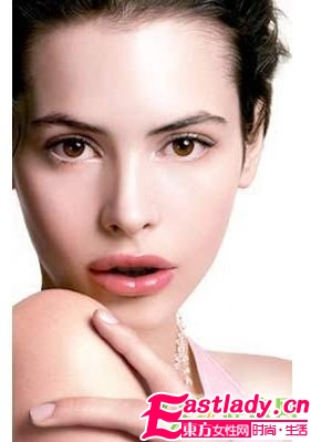 四招让你的嘴唇水嫩饱满