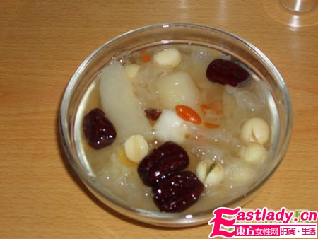 秋季美容养颜汤 梨银耳红枣枸杞汤