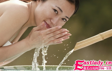 洗脸用热水还是冷水好