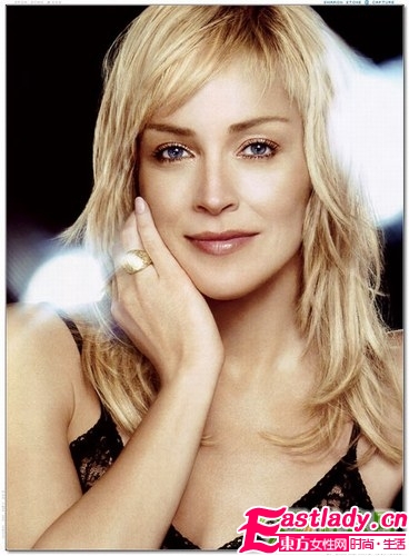 50岁莎朗.斯通是怎么抗衰老的