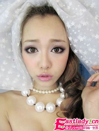 假睫毛增添大眼魅力