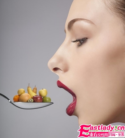 嘴唇干裂要吃什么