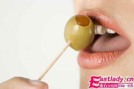 嘴唇干裂要吃什么