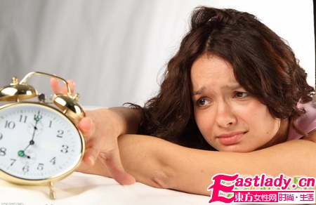 女人加速衰老的5种睡眠方式 穿胸罩睡觉