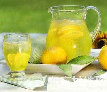 蜂蜜水什么时候喝最好 热水还是冷水？