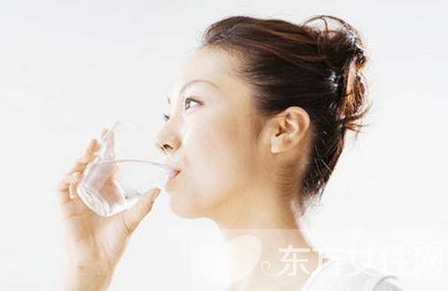 小心 这三个错误喝水习惯喝多了会致癌