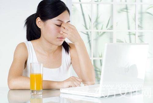 办公族健身怎么做 这几个小动作有助保健