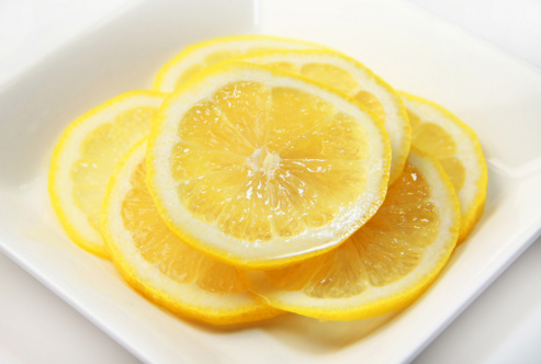 柠檬片泡水的功效 美白润肤提高免疫力