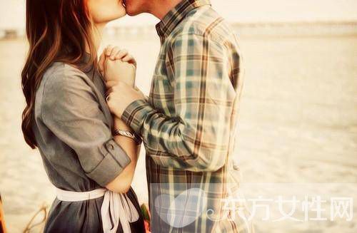 学这八个男女接吻技巧 让她非你不可