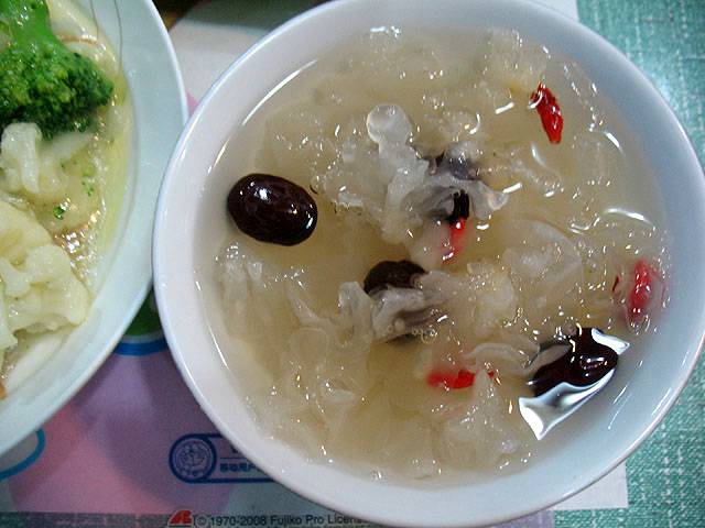 简单几步做出美味红枣银耳汤 美容养颜抗衰老