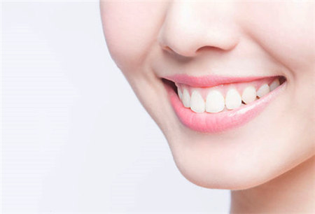 唇色反映你身体健康状况 嘴唇太干切勿口水舔嘴唇