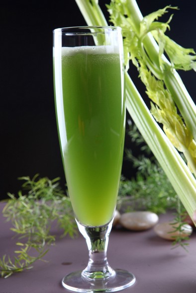 祛痘小妙招 养血生肌祛痘痘喝杯雪梨芹菜汁